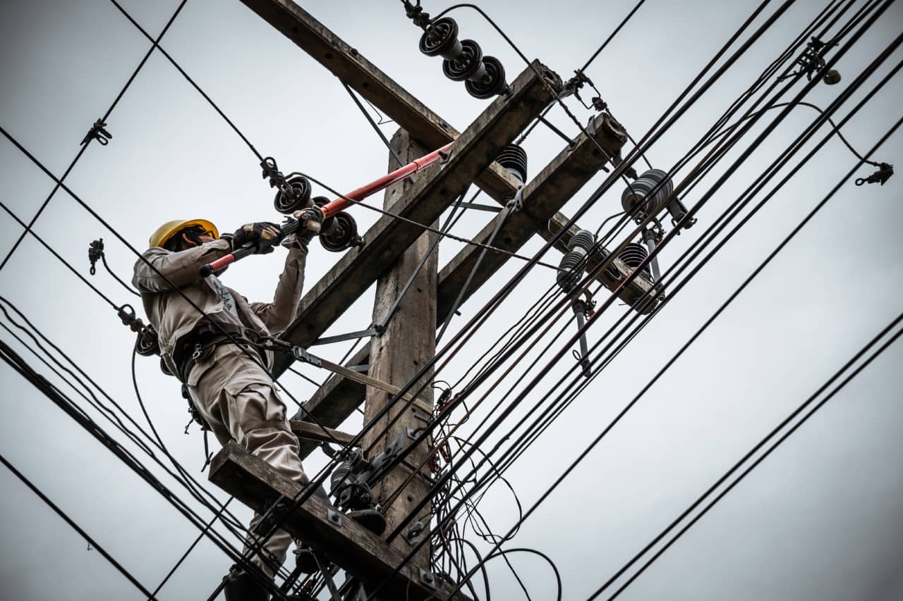 lineman pliers for cutting electrical wires